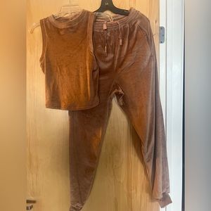 Skims tracksuit in brown. Velour jogger set.